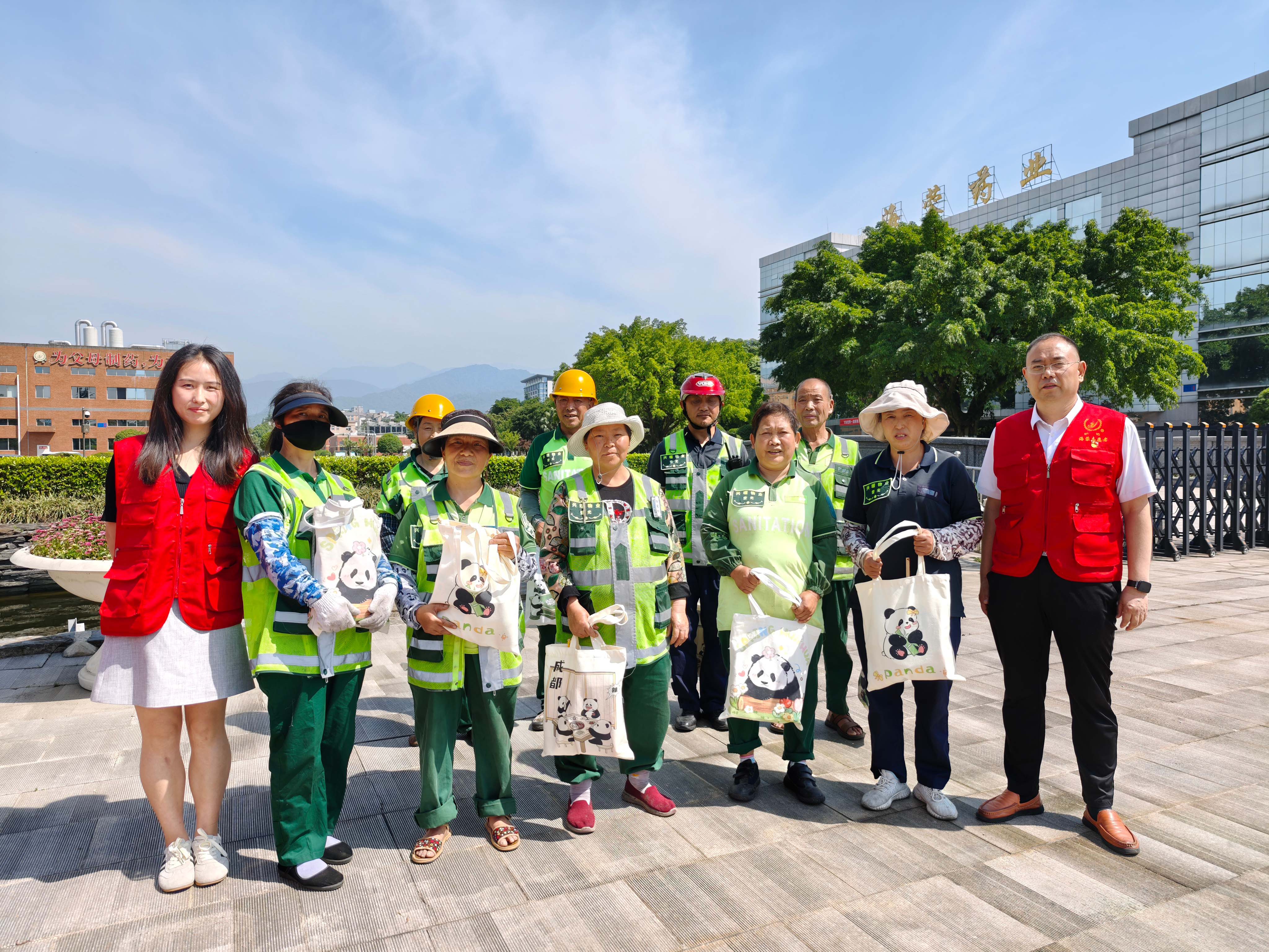 党建引领 | MK在线平台-MK(中国)
党（团）支部联合工会开展一线环卫工慰问活动